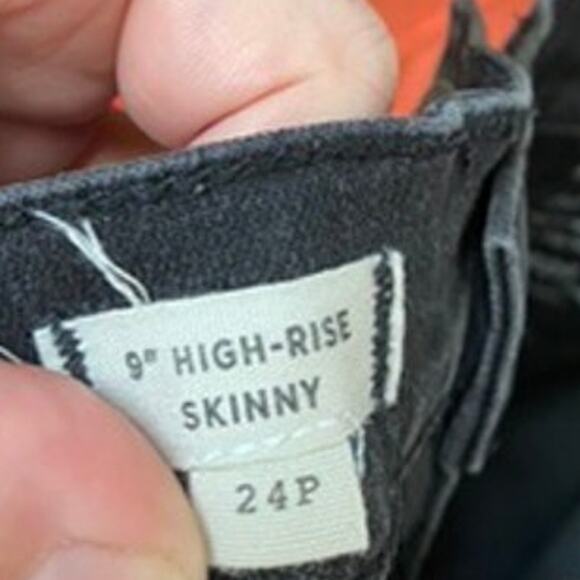 Madewell Petite 9" Mid-Rise Skinny Jean in Berkeley Black Button-Through Edition - Picture 11 of 16